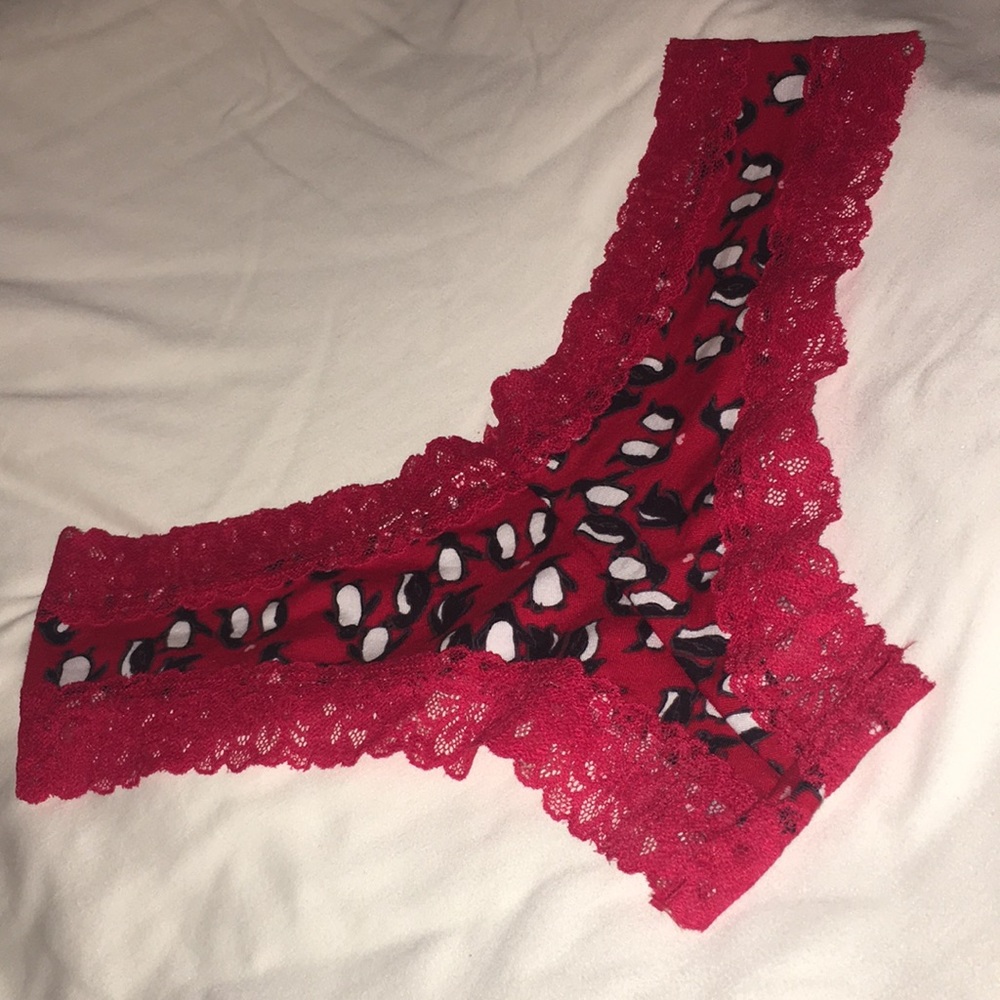 Penguin and Red Lace VS Undies - Picture 4 of 6